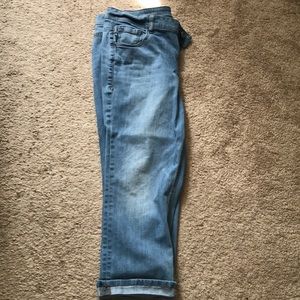 Light wash genius fit cropped jeans